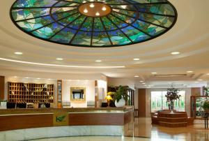 un vestíbulo con un gran techo de vidrieras en Best Western Hotel Leonardo da Vinci, en Erba