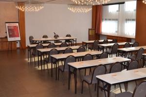 una clase con mesas y sillas en una habitación en Best Western Hotel Leonardo da Vinci, en Erba