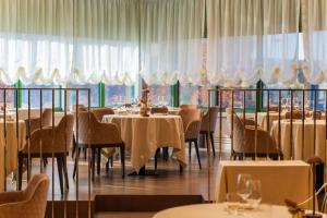 Reštaurácia alebo iné gastronomické zariadenie v ubytovaní Hotel Leonardo da Vinci