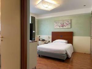 Posteľ alebo postele v izbe v ubytovaní Hotel Leonardo da Vinci