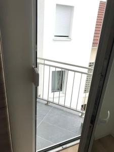 una puerta abierta a un balcón en un edificio en Erholungszeit - Mein kleines Paradies en Bad Kreuznach