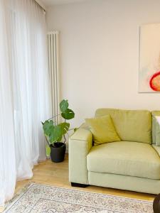 Uma área de estar em Prime Comfort Apartment with Balcony & Free Parking