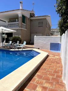 una piscina di fronte a una casa di Detached Pool Villa, idyllic setting 450m to beach a Caleta de Velez
