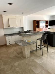 una cocina con una mesa y una silla. en Detached Pool Villa, idyllic setting 450m to beach, en Caleta de Vélez