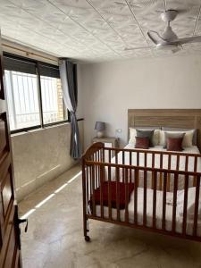- une chambre avec un lit et un plafond dans l'établissement Detached Pool Villa, idyllic setting 450m to beach, à Caleta De Velez