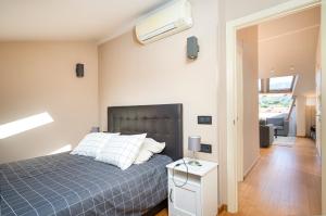 um quarto com uma cama e ar condicionado em Apartamentos Calle Mayor 23 Llanes em Llanes
