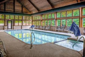 una grande piscina in un edificio con finestre di Rumbling Bald Resort Unit 2004 a Lake Lure