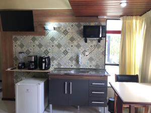 uma cozinha com um lavatório e uma bancada em Manos Flat Tambaú - ap 111 em João Pessoa