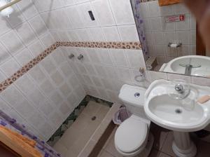 un bagno con un water e un lavandino di Don Pablo a Quito