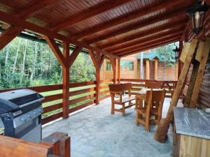 - une terrasse couverte avec un barbecue et une table dans l'établissement Brvnara Ibar, à Rožaje