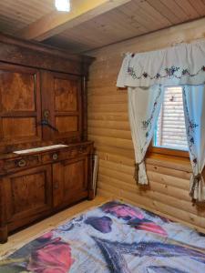 um quarto com uma cama e uma janela em Brvnara Ibar em Rožaje