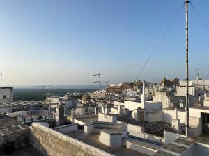 vistas a una ciudad con edificios blancos en Sav40, en Ostuni