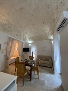 una sala de estar con una mesa y un sofá en Sav40, en Ostuni