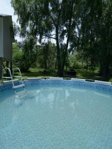 una gran piscina en un patio con árboles en Lodge isleño Monte Blanco en Tigre