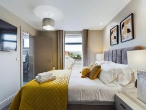 Tempat tidur dalam kamar di Marlborough Apartment on Lisburn Road by Lesley