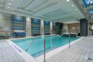 - une grande piscine dans un grand bâtiment dans l'établissement City Centre Lodge ( Downtown), à Mississauga