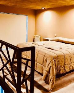 sypialnia z dużym łóżkiem w pokoju w obiekcie Loft Girasoles Vla w mieście Villa La Angostura