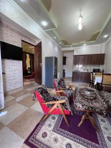 sala de estar con mesas y sillas y cocina en EMILI GUEST HOUSE, en Gyumri