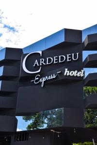 un letrero para un hotel de experimentación en un edificio en Cardedeu Express Hotel en San Salvador