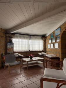 una habitación con sofás y una mesa en un edificio en Villa Sofia, en Lampedusa 57 fotos más