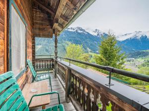 Pemandangan gunung umum atau pemandangan gunung yang diambil dari chalet