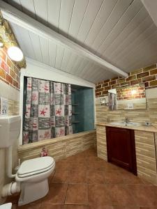 La salle de bains est pourvue de toilettes et d'un lavabo. dans l'établissement Villa Sofia, à Lampedusa