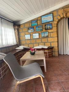 Cette chambre dispose d'une chaise, d'une table et d'un mur en briques. dans l'établissement Villa Sofia, à Lampedusa