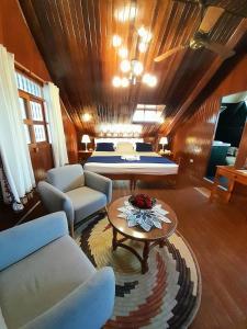 Sala de estar con cama, sofá y mesa en Hotel Virrey Pucallpa EIRL, en Pucallpa