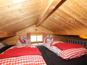Giường trong phòng chung tại Kogelnig-Hütte