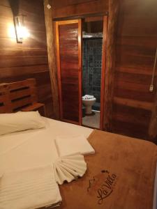 um quarto com uma cama com toalhas em La Villa Chalés Garden em Serra Negra
