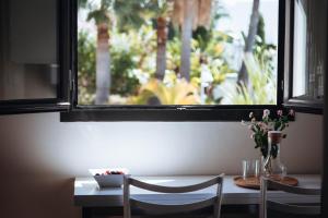 una mesa con 2 sillas frente a una ventana en Luxury apartment with panoramic views - Marbella, en Estepona