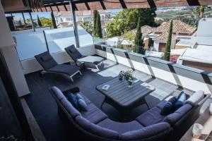 Luxury apartment with panoramic views - Marbella في إِستيبونا: اطلالة على فناء مع طاولة وكراسي