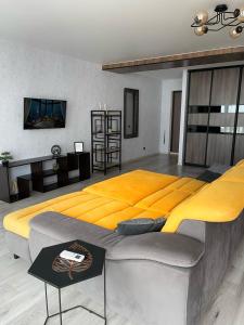 Cama grande en habitación con colchón amarillo en Room1402, en Odessa