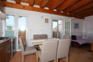 Kuchyňa alebo kuchynka v ubytovaní Apartments with a parking space Brela, Makarska - 789