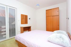 Posteľ alebo postele v izbe v ubytovaní Apartments with a parking space Brela, Makarska - 789