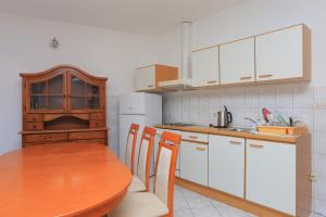 Kuchyňa alebo kuchynka v ubytovaní Apartments with a parking space Brela, Makarska - 789
