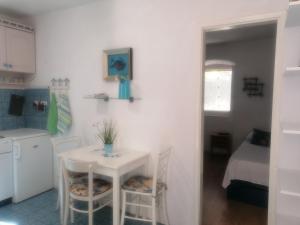 Kuchyň nebo kuchyňský kout v ubytování Apartments by the sea Milna, Vis - 8490