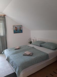Posteľ alebo postele v izbe v ubytovaní Apartments by the sea Basina, Hvar - 542