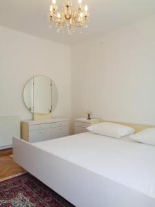 Postel nebo postele na pokoji v ubytování Apartment Moscenicka Draga 2327c