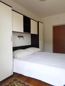 Postel nebo postele na pokoji v ubytování Apartment Moscenicka Draga 2327c