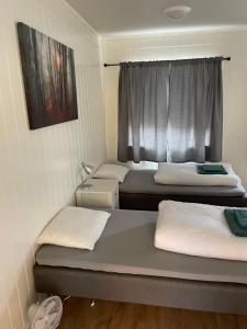 Postel nebo postele na pokoji v ubytování Harran Gjestehus