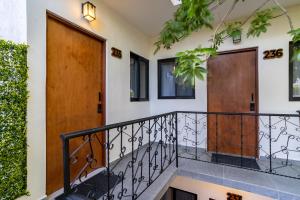 Casa con 2 puertas y balcón en Casa Madero Hotel en La Paz