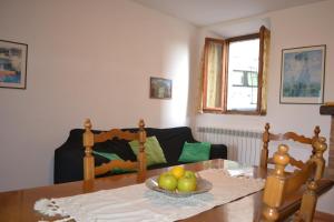 a living room with a table with a bowl of fruit on it at Appartamento La Chiusa in Monticiano