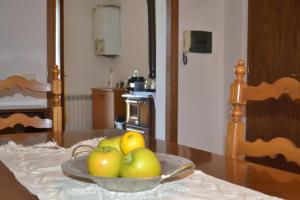 a bowl of green apples sitting on a table at Appartamento La Chiusa in Monticiano