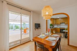 a dining room with a table with chairs and a kitchen at Stars Courtyard by Fidalsa in Asprillas