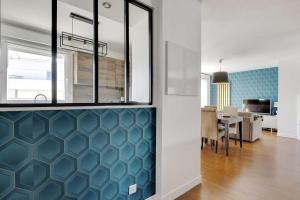 a kitchen and dining room with blue tiles on the wall at Cosy apartment & balcony -1BR 4P- Levallois-Perret in Levallois-Perret