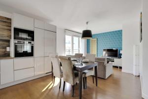 a kitchen and dining room with a table and chairs at Cosy apartment & balcony -1BR 4P- Levallois-Perret in Levallois-Perret