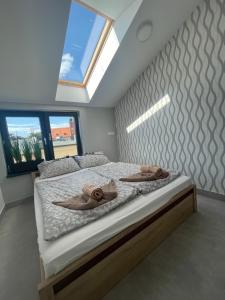 a bedroom with a bed with two towels on it at Apartament I w Centrum - Winda - 50 metrów od Starego Rynku in Kościerzyna
