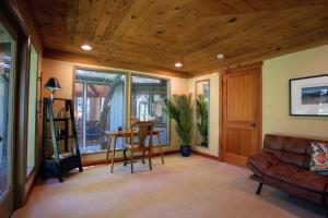 un soggiorno con soffitto in legno di Bridle Trails Treehouse a Bellevue