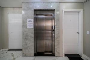 un ascensor en un edificio con dos puertas en Flórida Premium, en Bombinhas